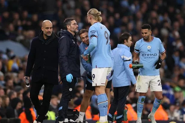 Erling Haaland é substituído no intervalo da vitória sobre Aston Villa depois de ter batido no tornozelo.