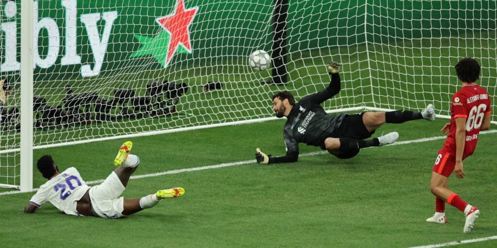 O gol de Vinícius Júnior aos 36 minutos do primeiro tempo, após um erro de Alisson Becker.