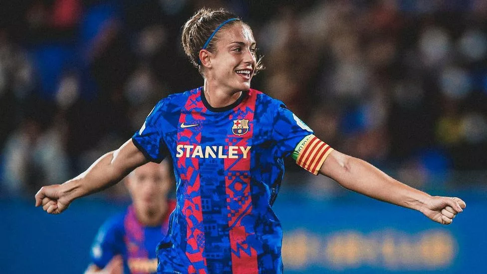 Alexia Putellas comemorando depois de marcar um gol.