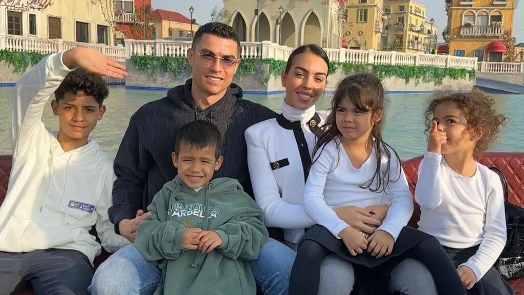 Cristiano Ronaldo e Georgina Rodríguez com seus filhos Cristiano Jr., Mateo, Eva e Alana.