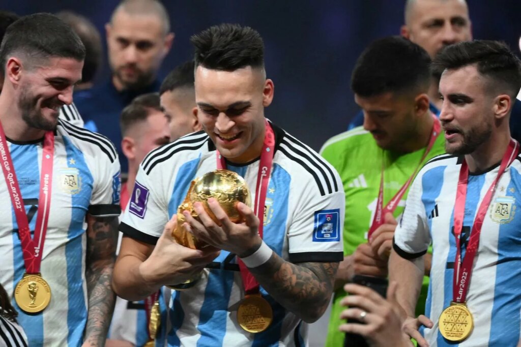 Lautaro Martinez com a copa do mundo