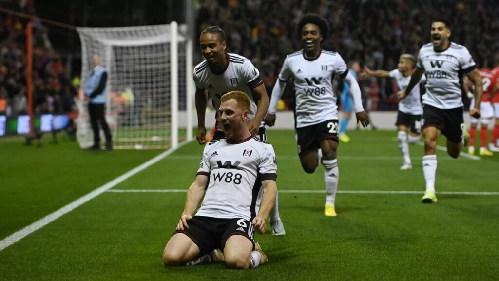 Jogadores do Fulham FC comemorando depois de marcar um gol.