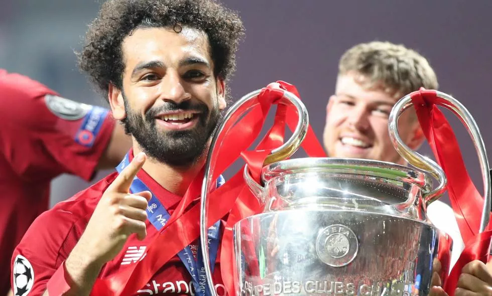 Mohamed Salah com a taça da Liga dos Campeões da UEFA para a temporada 2018/2019.