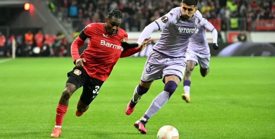 Guillermo Maripán en el compromiso frente al Bayern Leverkusen por la Europa League