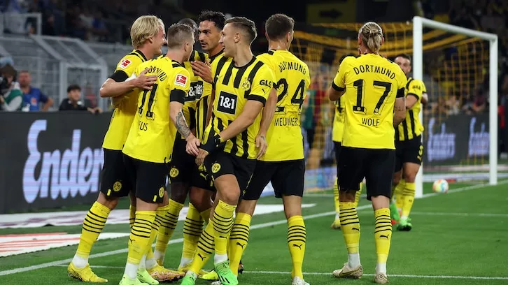 Jogadores do Borussia Dortmund comemorando.