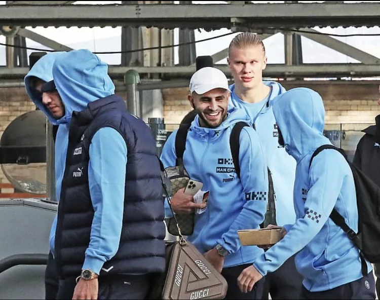 Erling Haaland é visto em Londres com seus colegas de equipe do Manchester City.
