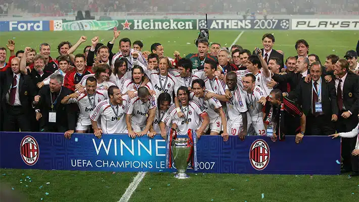 AC Milan com a taça da Liga dos Campeões da UEFA que conquistaram na temporada 2006/2007.