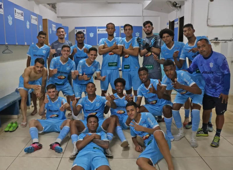 Marília AC jogadores celebrando uma vitória.