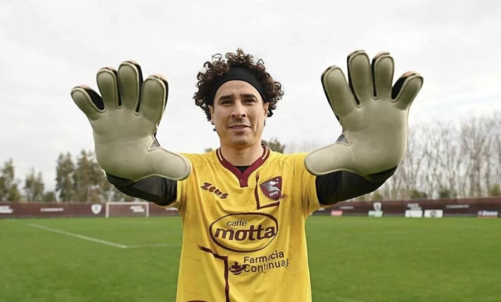 Guillermo Ochoa em sua primeira sessão de treinamento com a US Salernitana.