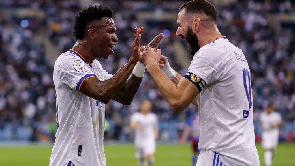 Vinicius celebra com Benzema