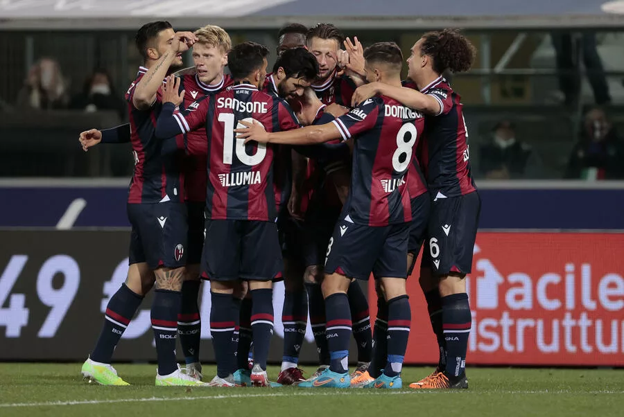 Jogadores de Bolonha celebrando o gol de Marko Arnautovic contra a US Sampdoria no Stadio Renato Dall'Ara, na Série A.