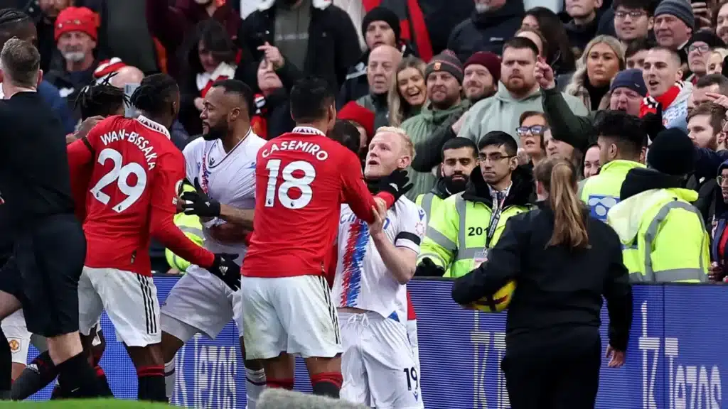 Casemiro agrediu Will Hughes.