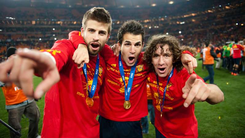Gerard Piqué, Cesc Fàbregas e Carles Puyol depois de se tornarem campeões mundiais.