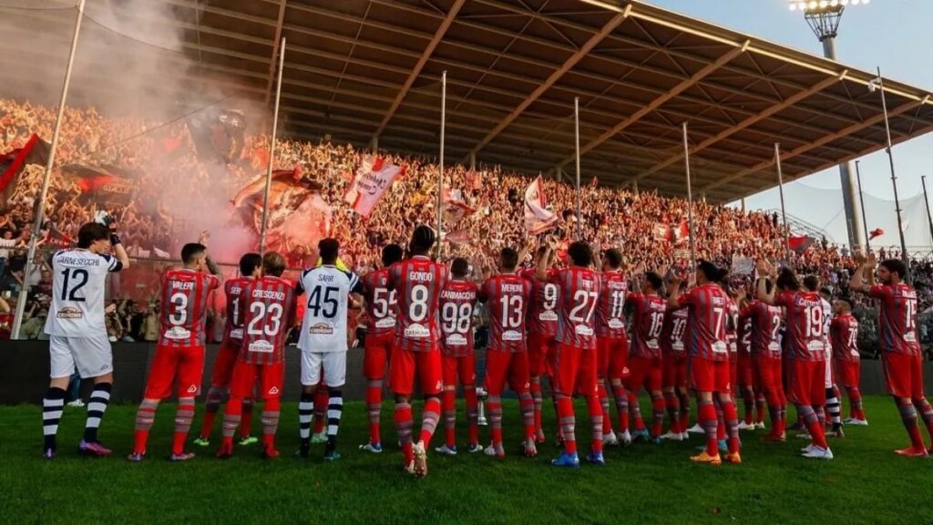 Los jugadores de la Cremonese celebran su ascenso a la Serie A junto a su público.
