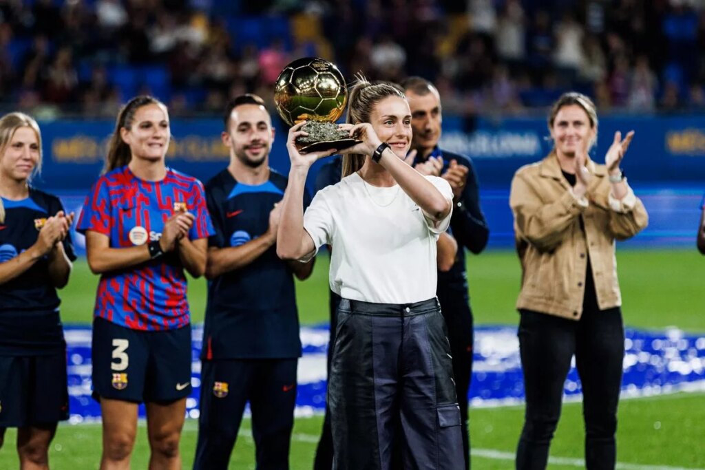 La Reina mostrando sua Ballon d'Or aos fãs do FC Barcelona.