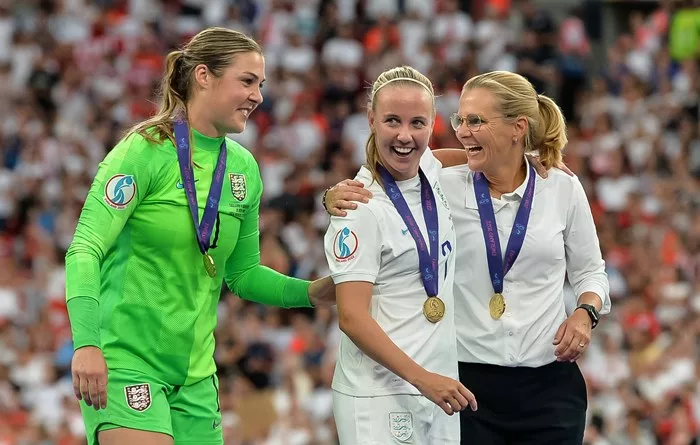 Mary Earps, Beth Mead e sua treinadora Sarina Wiegman vão para casa com elogios de The Best Awards Night.