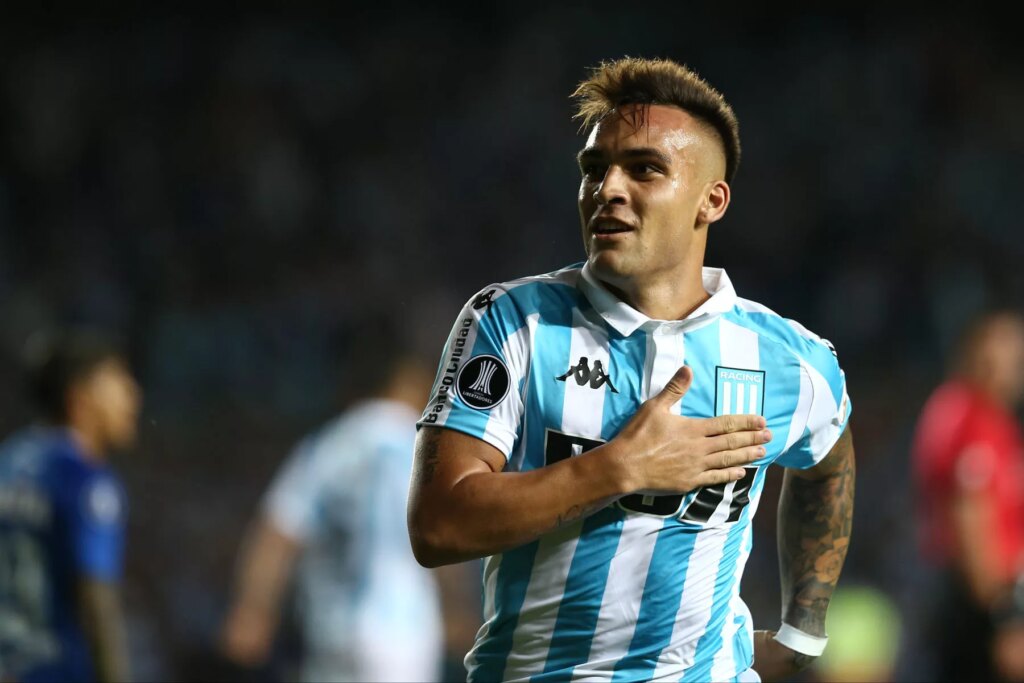 El Toro em uma partida com o Racing de Avellaneda. 