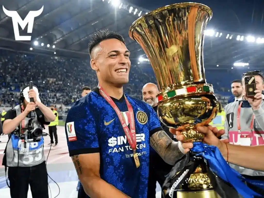 Lautaro Martinez com a Coppa Italia