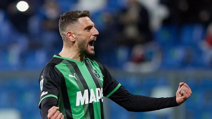 Nicolo Berardi celebrando un gol junto a la afición de su equipo.