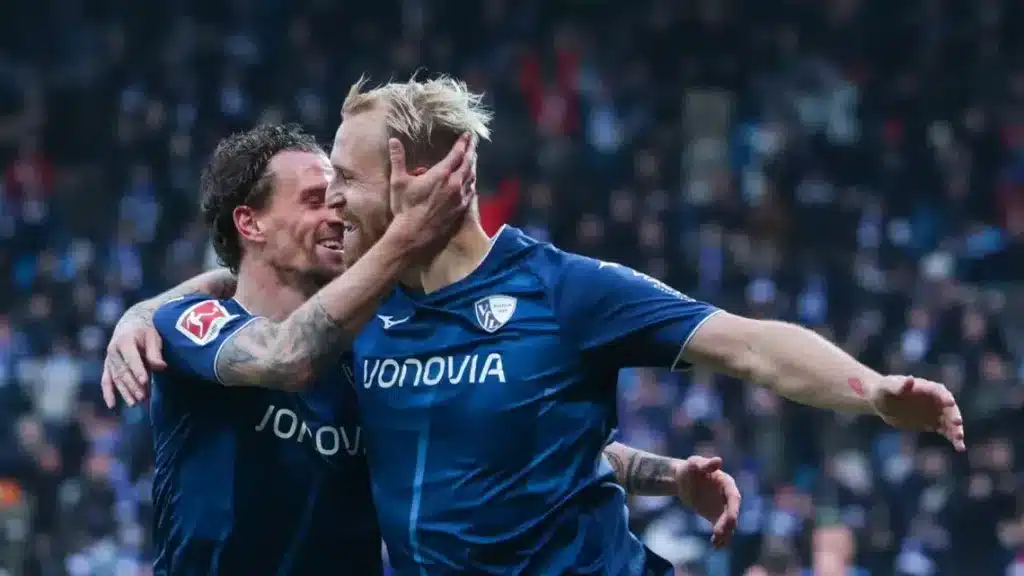 Celebración de Philipp Hofmann y Philipp Förster luego de convertir 3 goles en la victoria del Bochum ante el Hertha Berlín.