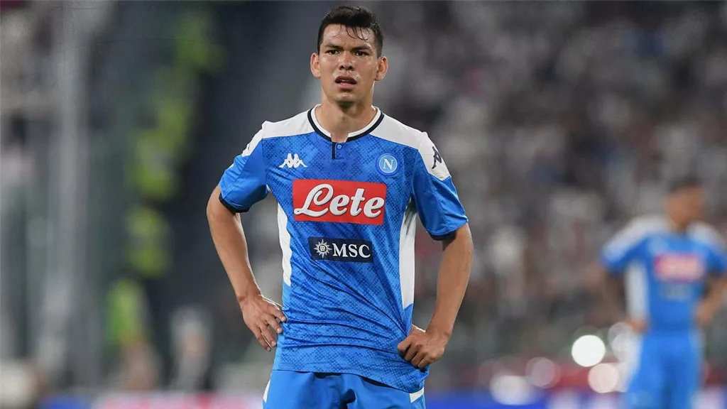Hirving Lozano vistiendo los colores de la Società Sportiva Calcio Napoli.